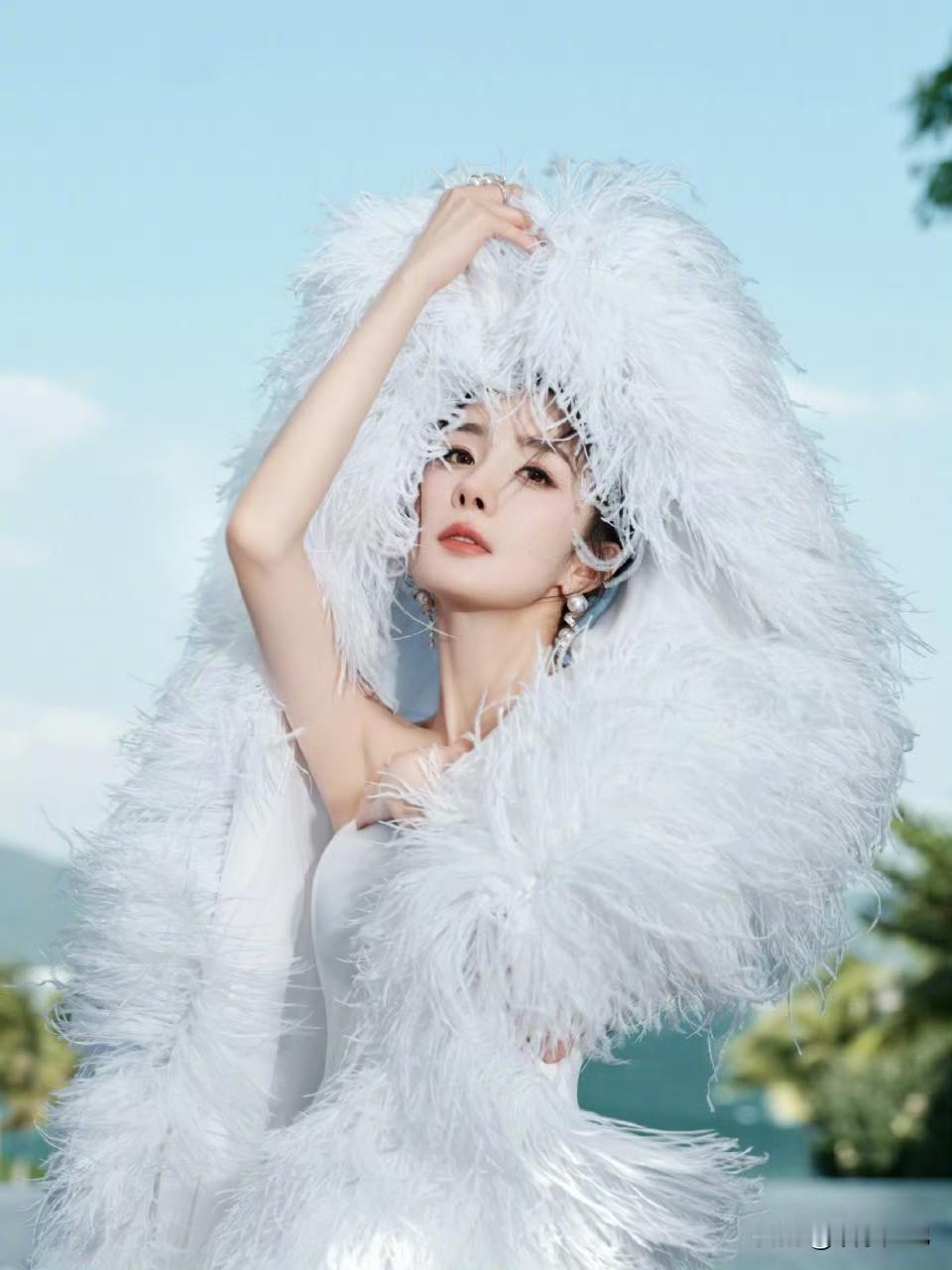 杨幂｜美到失语，任何华丽的词藻在这张脸面前都显得苍白，只想安静地欣赏这份美丽!