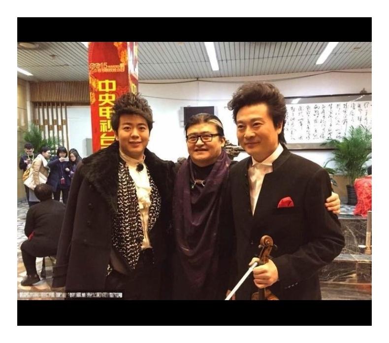 2015年央视羊年春晚后台，刘欢右手搂着郎朗左手搂着小提琴家吕思清开心合影。三