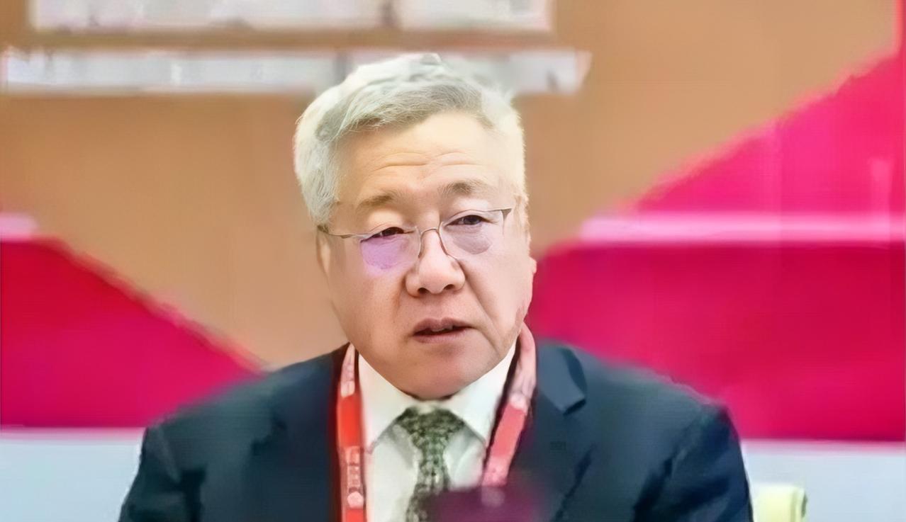 “要想让老百姓过上踏实日子，就得先把特权砸干净。”近期这句话在网络广泛传播，配图