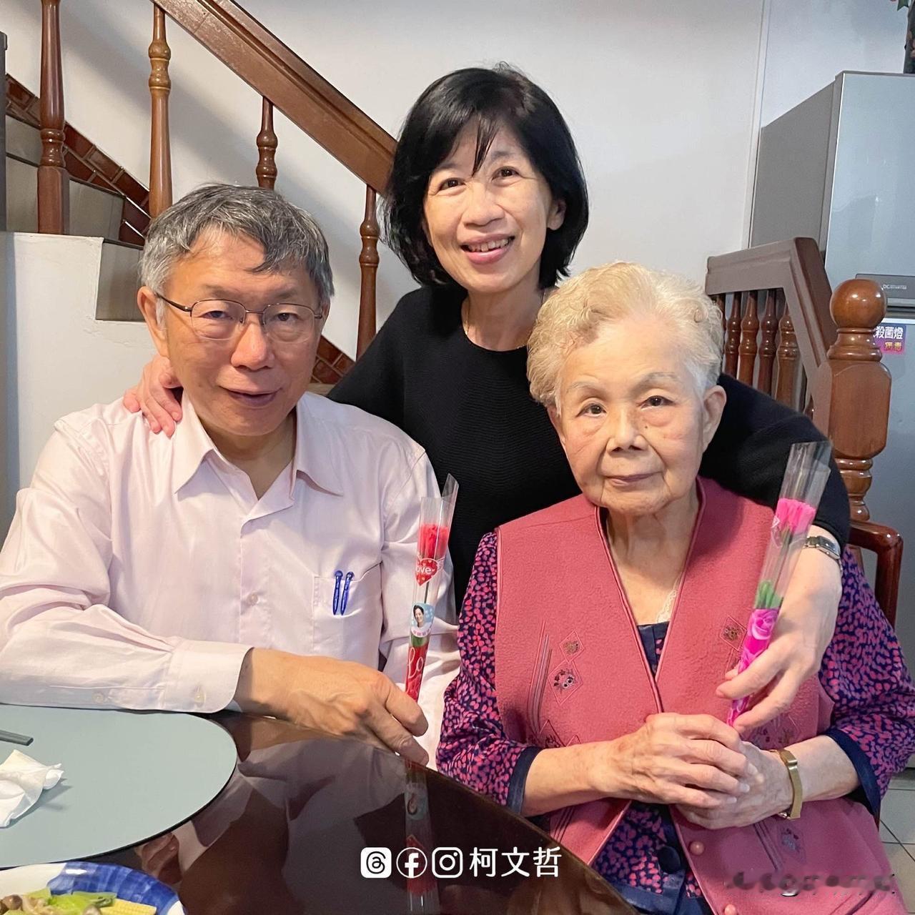 柯文哲今（10日）在脸书发文表示，今天母亲节，我回到新竹老家陪妈妈吃饭。去年有一