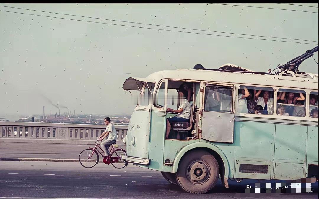 1977年的武汉街头，难以想象那时的公交车驾驶室竟然还没有门。