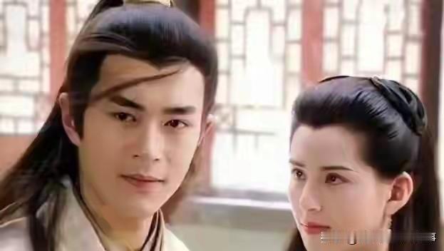 总有人拿“青梅竹马难敌萍水相逢”来解读金庸和古龙的武侠爱情，说两位大师都在写“初