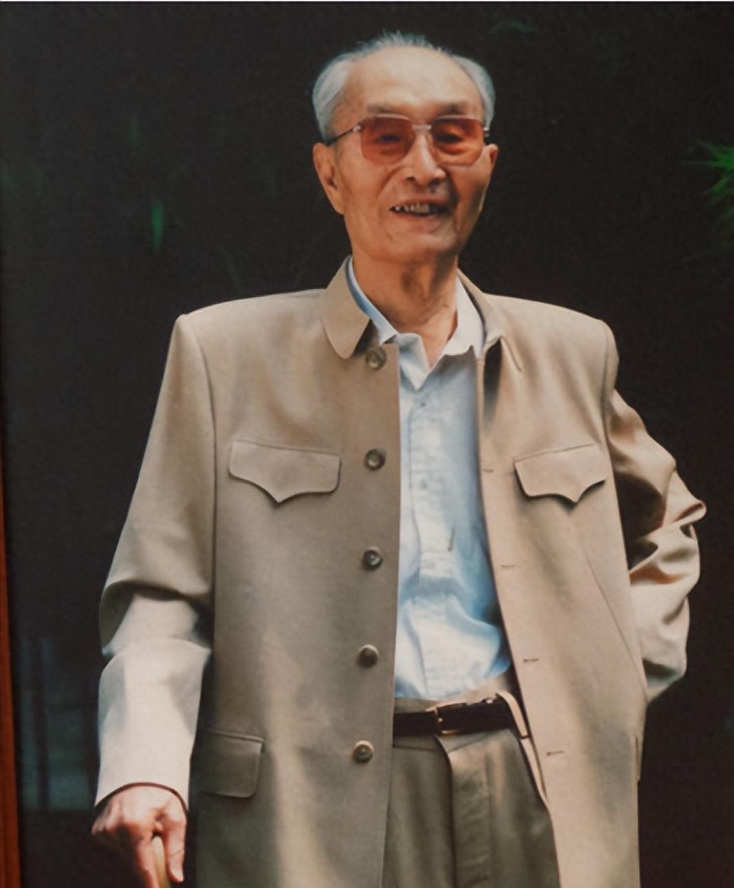 在彭德怀诞辰95周年时，张爱萍坦言希望中国能多几个像彭总这样伟大的人物！193