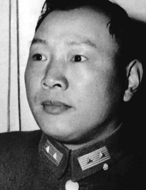 1935年，一个国民党将领接到命令，要处决一批共产党俘虏。他踏进审讯室，愣住了。