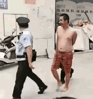 “胆大包天！”一男子喝了点酒，借酒闹事被警察带走，结果，他非但没有收敛，想着反正