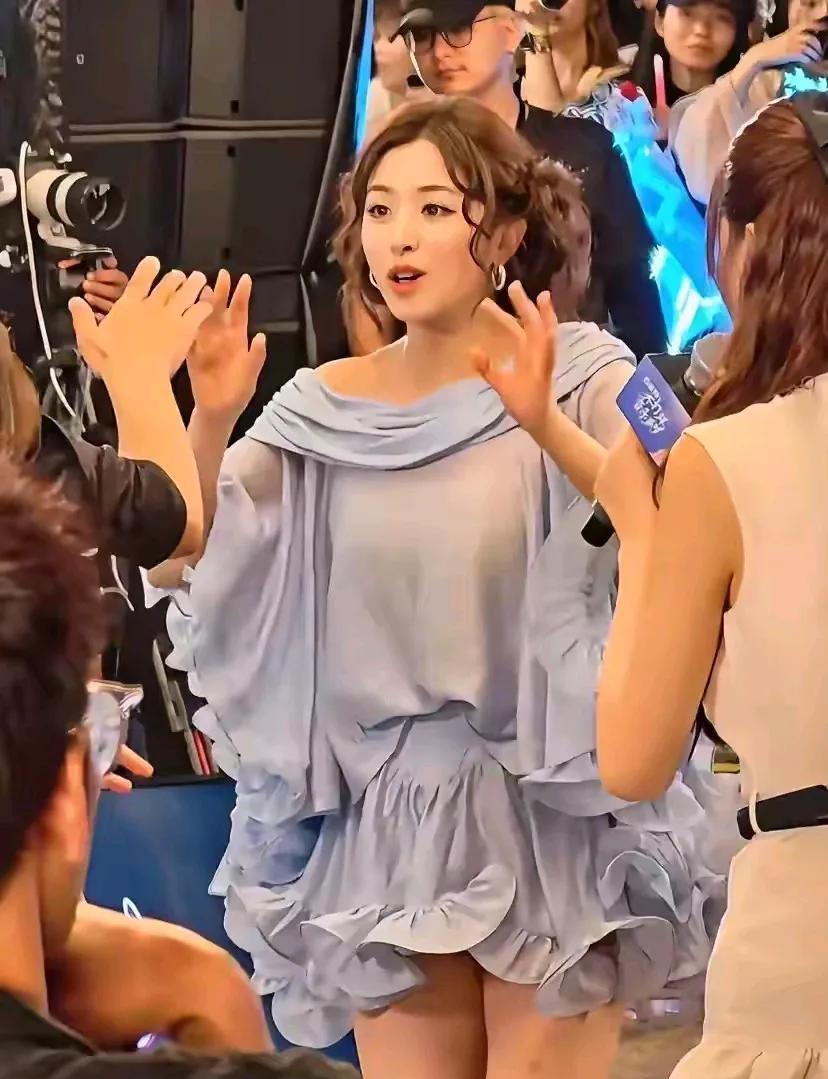 宝藏女孩张含韵36岁了依旧可可爱爱双马尾淡蓝色荷叶边裙硬是把她显得珠圆玉