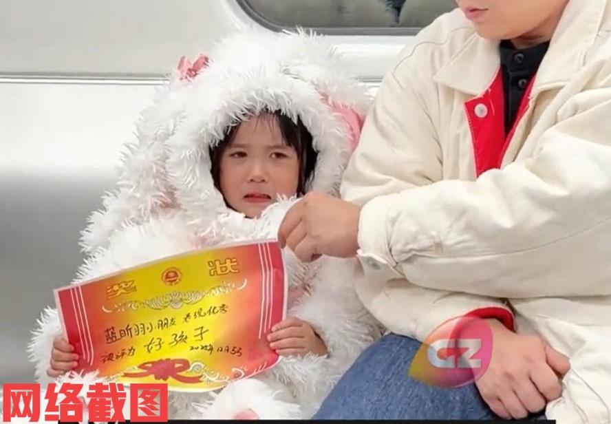 广东潮汕有男子接幼儿园女儿放学。这次男子女儿在幼儿园学习里表现优异成为老师眼