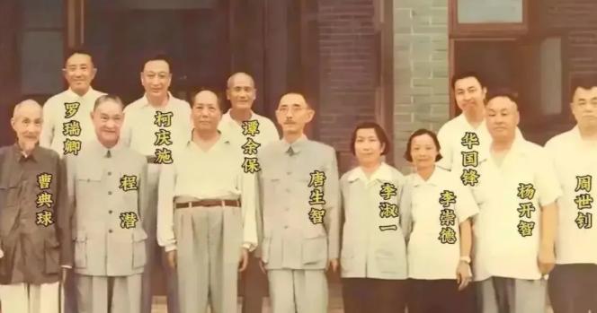 1959年，毛主席和华国锋的第一张合影，那时的华老，还是个小官。麻烦看官老爷