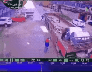 这是什么东西？掉下来为啥那个人不敢抬？被砸的人估计很可能要有生命危险！