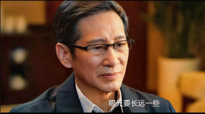 《以法之名》原来指导小组被撤走，是由于领导另有安排，同时洪亮的父母也不赞成他辞职