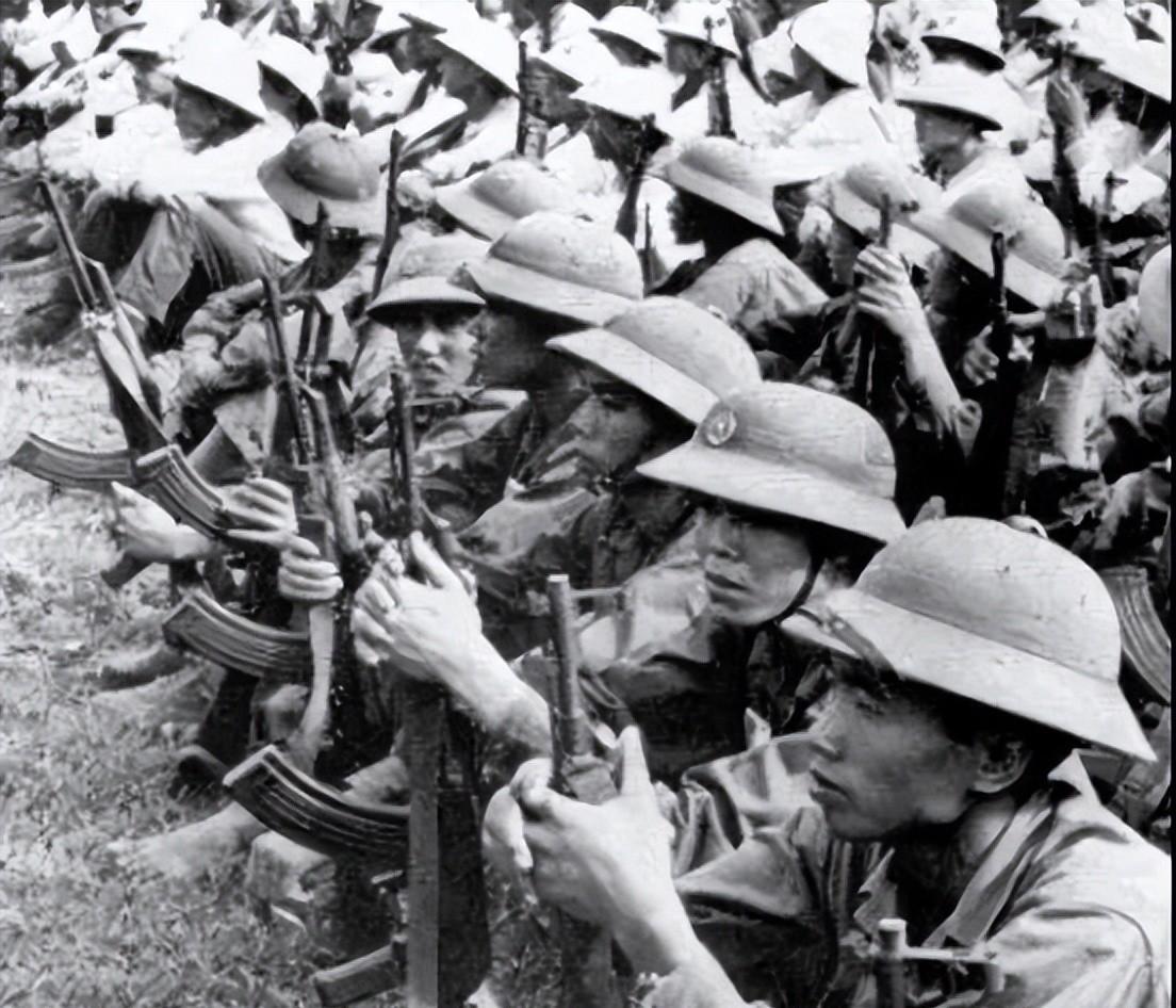 1979年谅山焦土中，张万年扒出战士胸牌后下令火攻，越军曾高喊“活捉张万年”，结