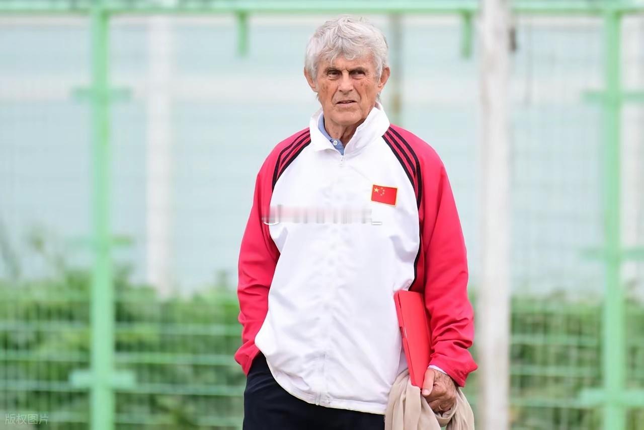 米卢是国足杀进2002年世界杯的最大功臣。但在2001年十强赛前，他曾经多次面临