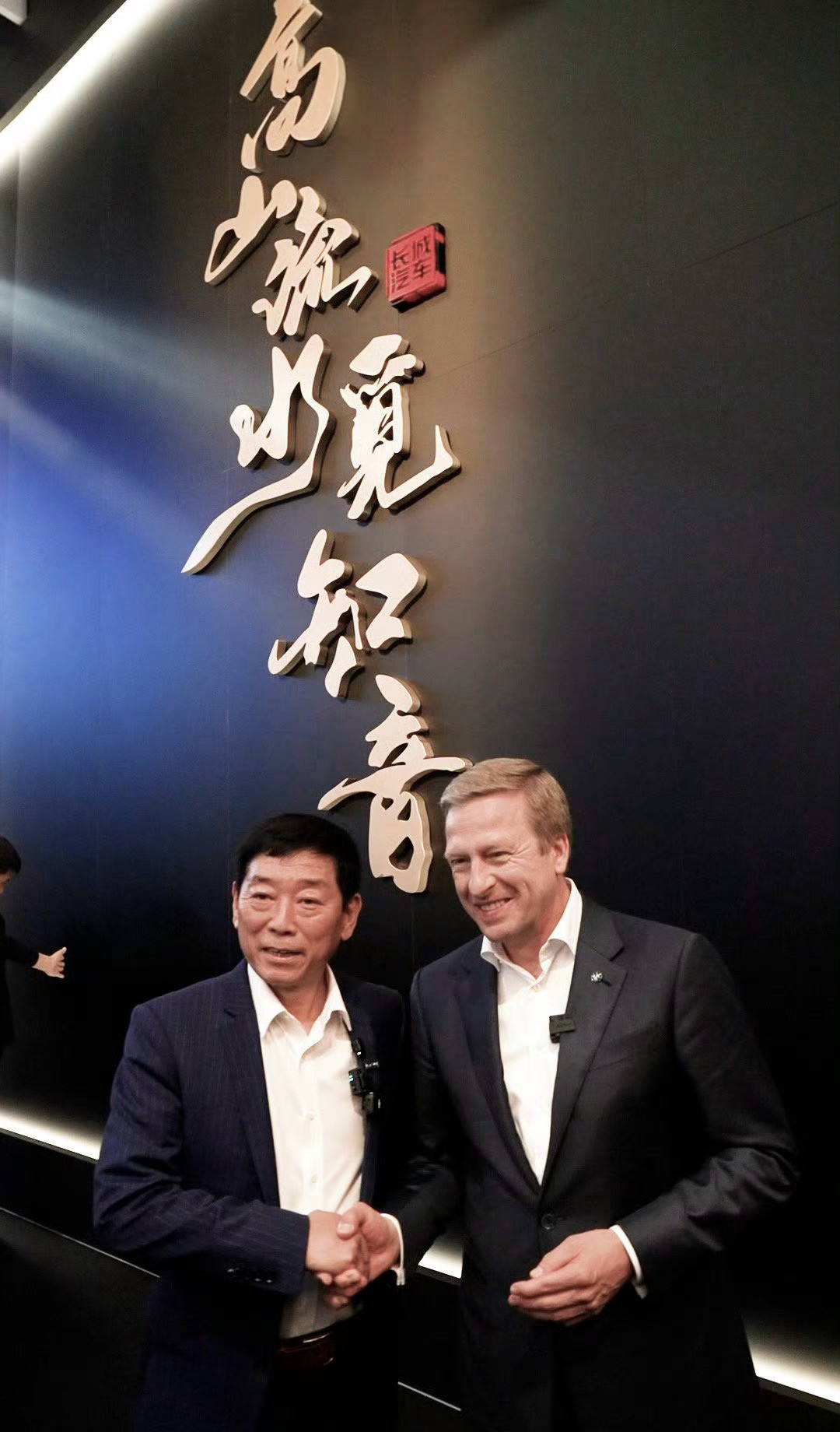中国老板向外国大佬安利云南咖啡魏建军在车展上拿云南咖啡招待宝马大佬，这操作太接地