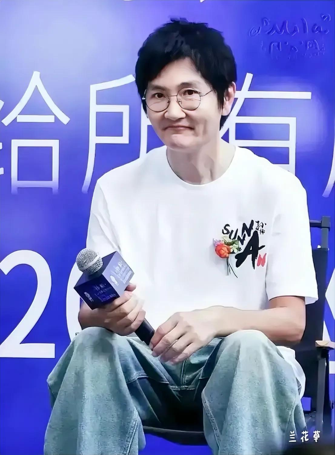 孙楠怎么变成这样了？姨化这么严重。这样看来，人不能太瘦，瘦得都脱相了，不好看。