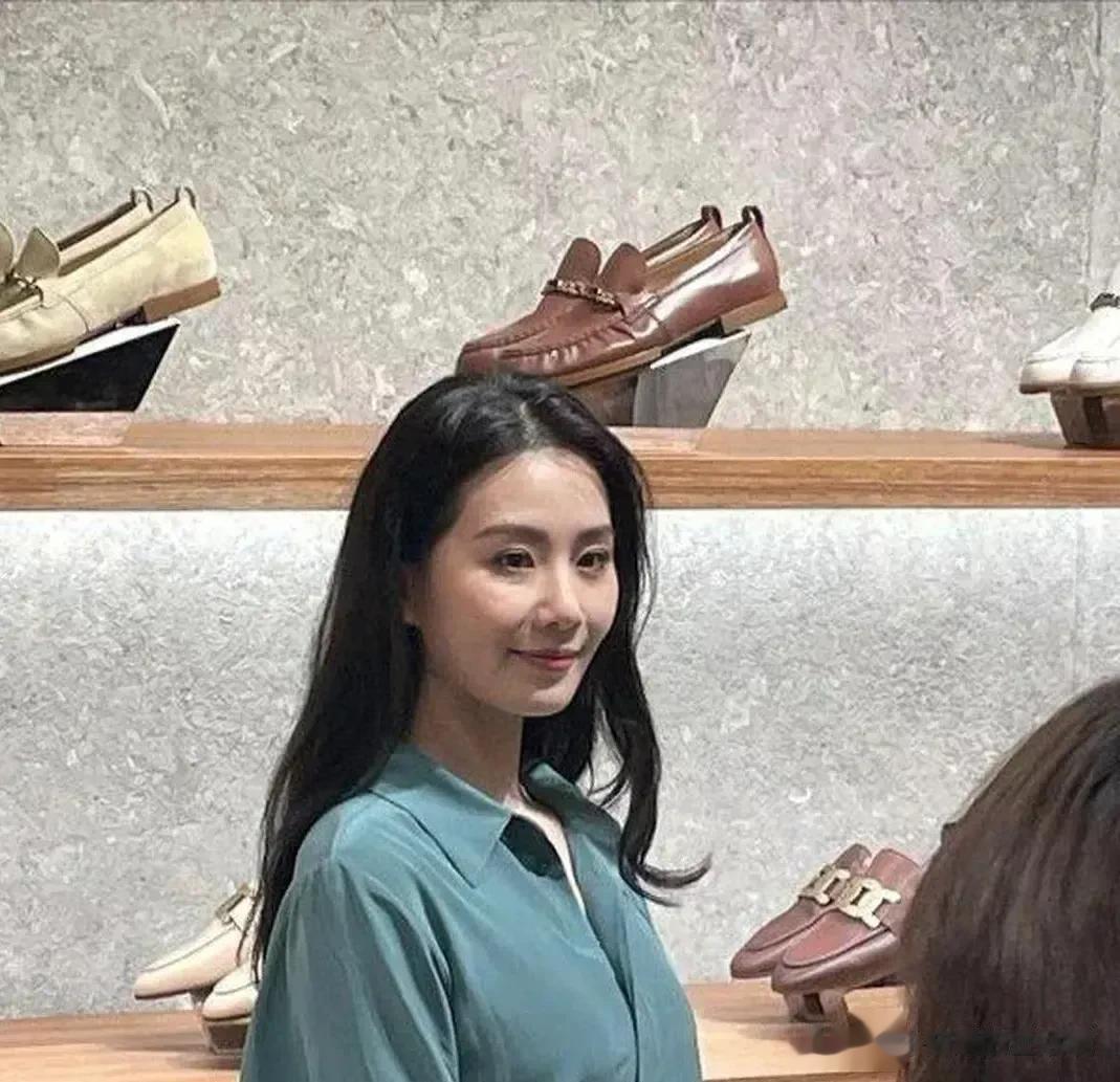 刘诗诗生图引热议！刘诗诗是85年的，远看还挺美，近照不忍直视。刘诗诗近照脸部