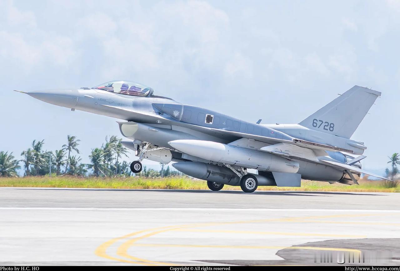 伪台空军首批两架F-16CBlock70型战斗机飞抵台东志航基地历经近7年