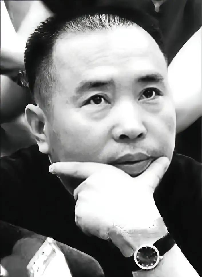 1999年，公安部密令抓捕赖昌星，福建省公安厅副厅长，却连夜打了4通电话，得知通
