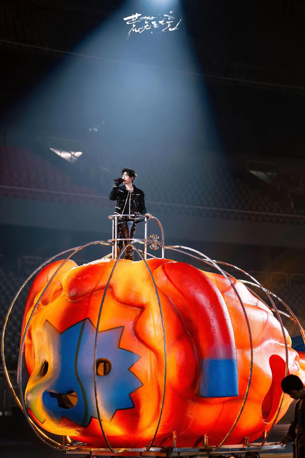 陈楚生演唱会花车来自于荒野之国的乔小刀，可以说是纯手工制作，全部采用环保材质，一