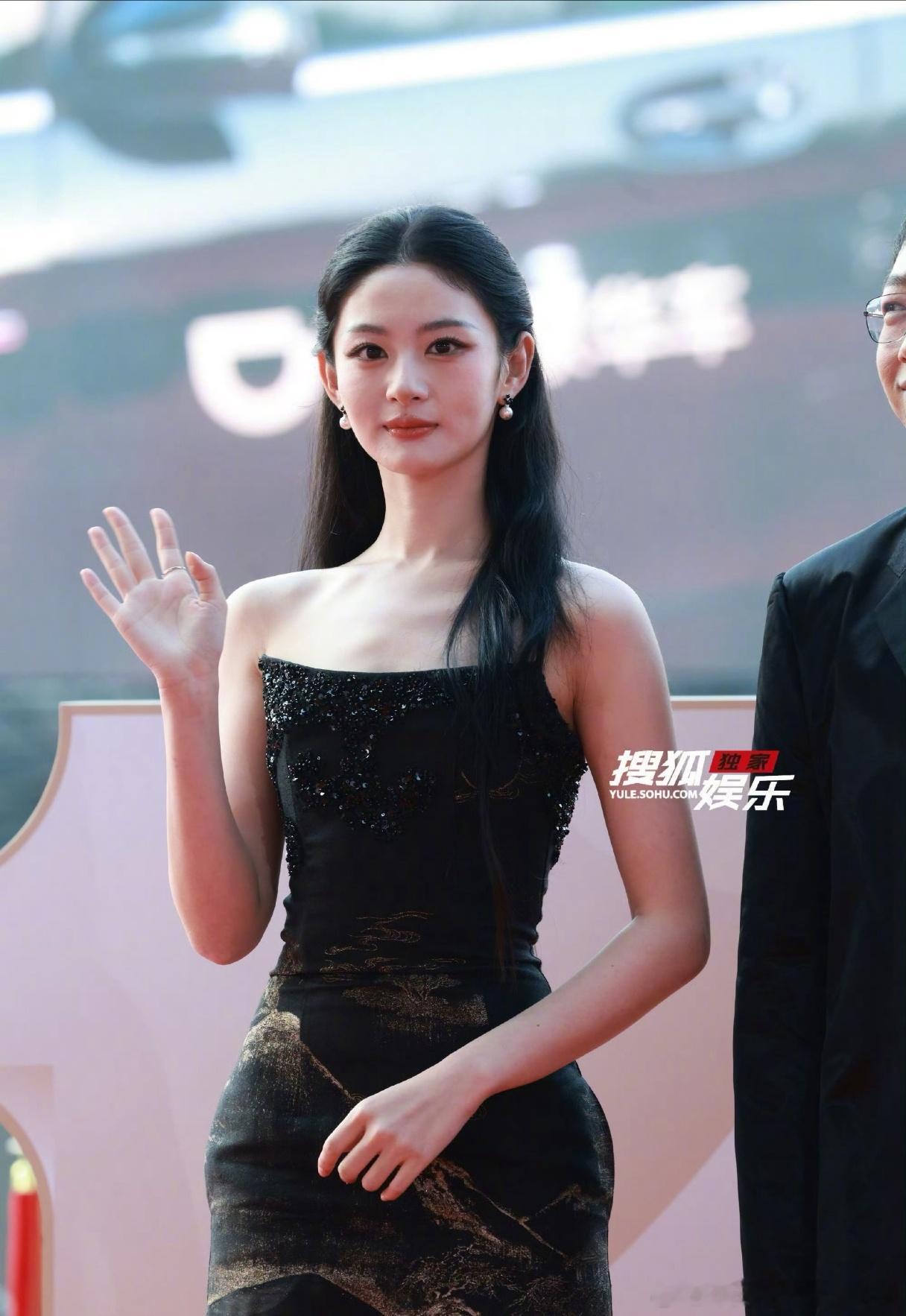 赵晴、郭宇欣、艾米、鹤男今日文荣奖红毯造型​​​