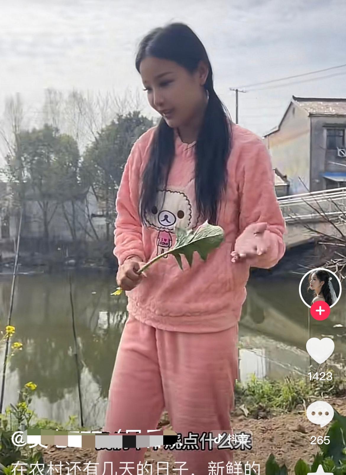 当年，到男模餐厅打卡后引起风波的美七回国了！美七回到国内，穿着粉色的家居服，