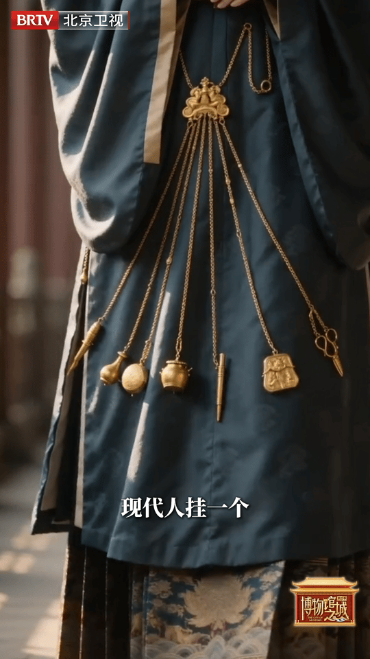 北京馆藏金什件才是挂件界天花板真正的国风美学，从不是刻意模仿。明代錾花金什件，以