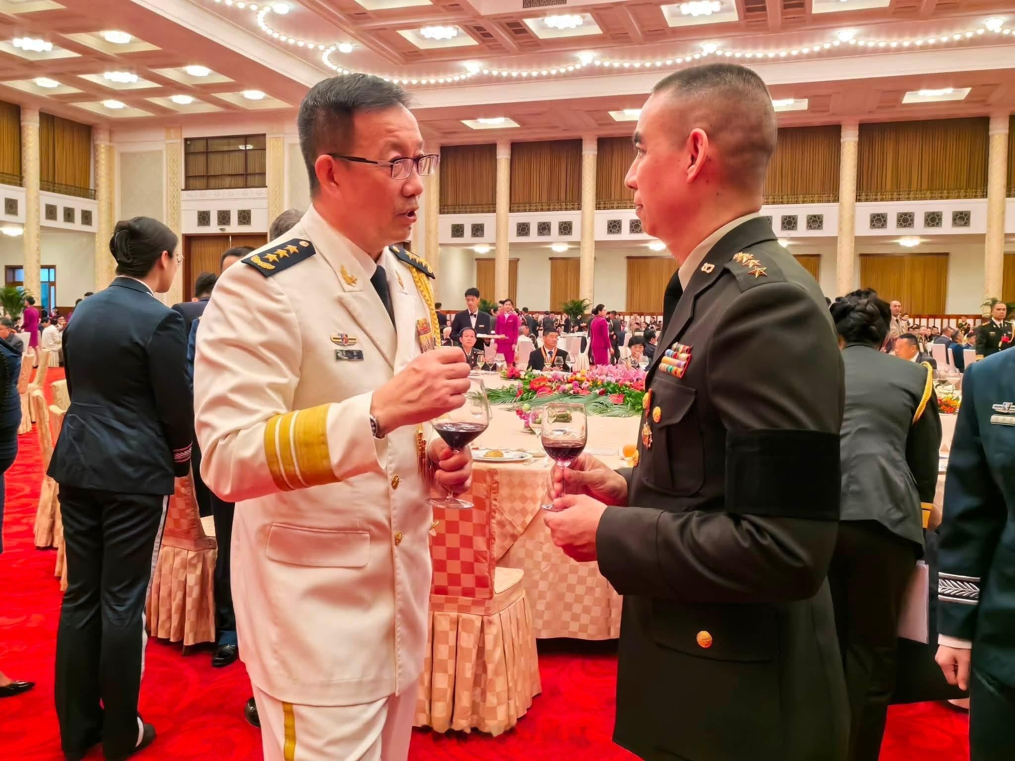 董军2026.07.31出席招待会。喝的红酒呢你俩今年又喝上了，不知道一