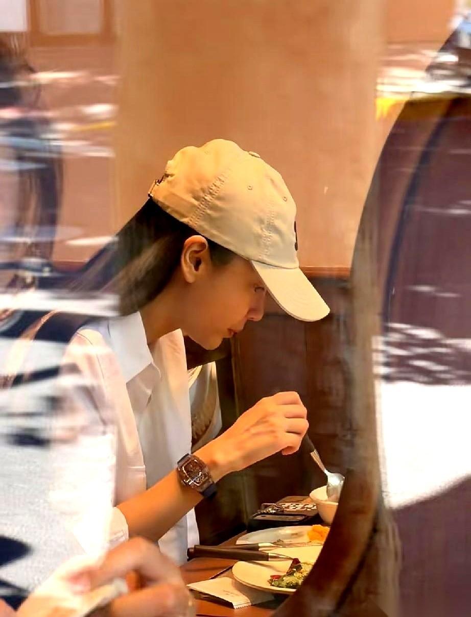只要不带那十几人的团队，你走在上海街头绝对认不出她。真的。褪去高定礼服和半永