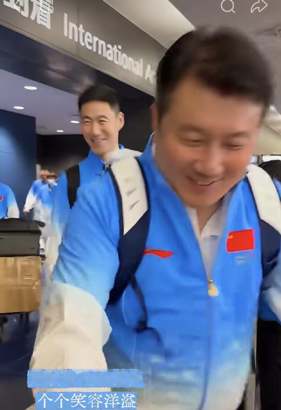 国乒落地日本，机场有中国球迷接机，每下来一个队员就说“加油。”真的很暖心。在异国