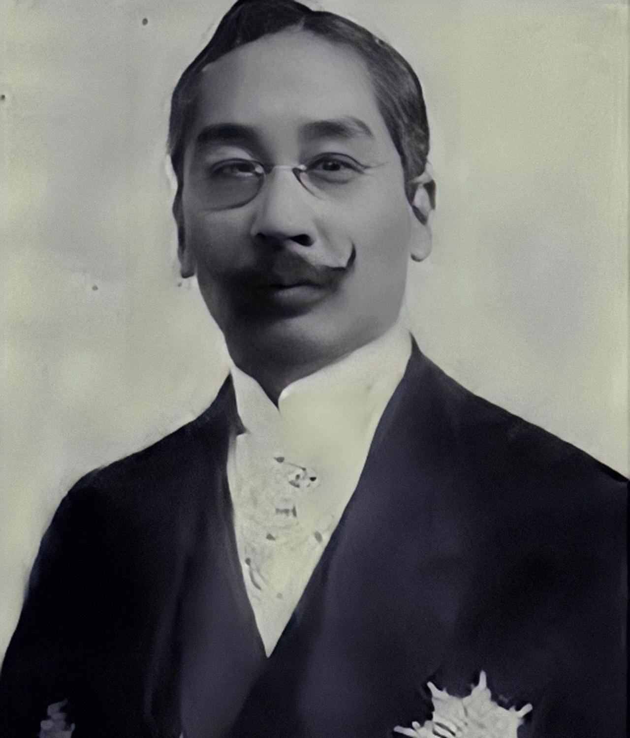 这张照片拍摄于1939年北平辅仁大学校园内，照片中的女大学生名叫王光美，当时年仅