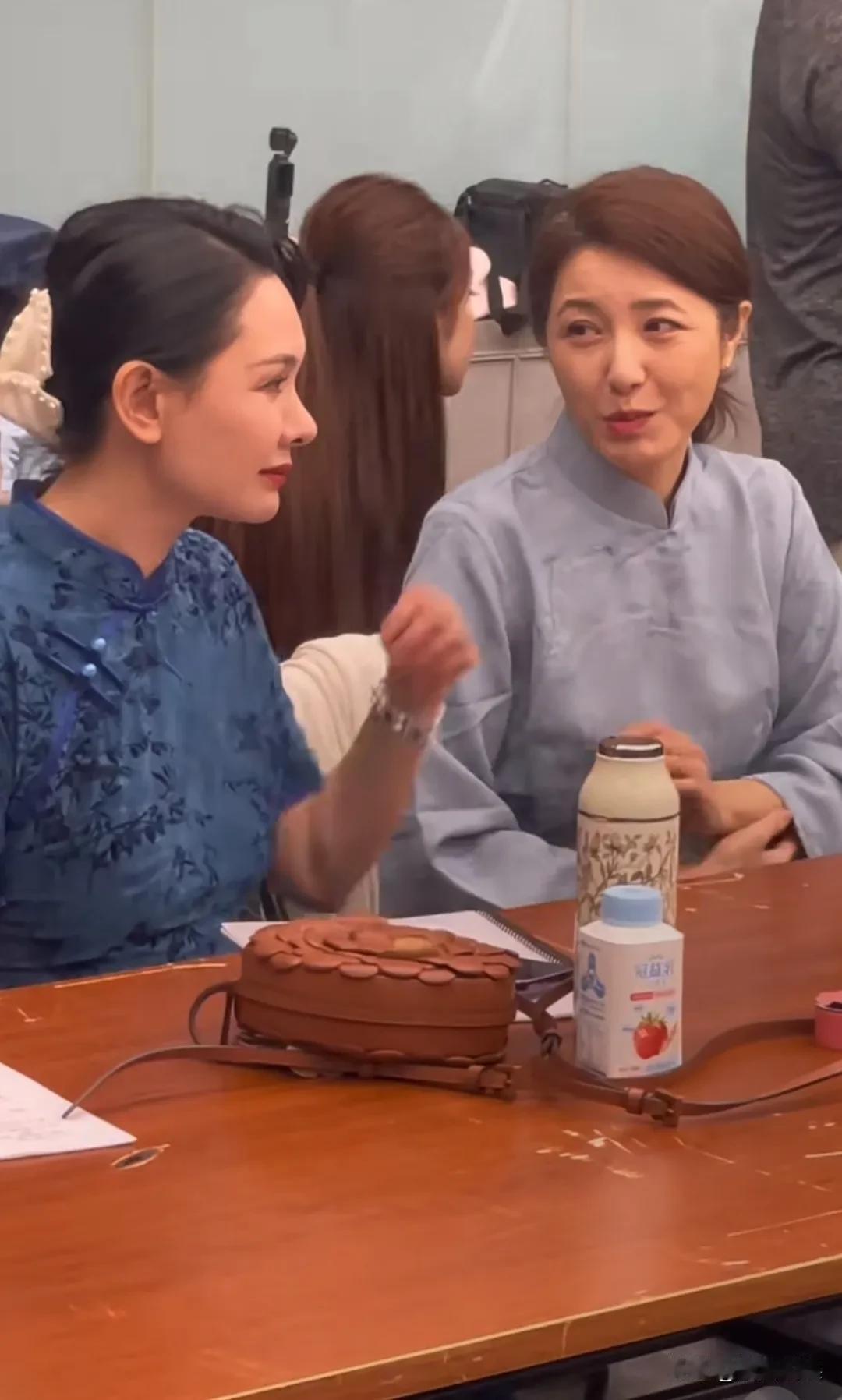 曾黎的底子是真好啊，怪不得被称为“中戏校花”“中戏第一美女”，五十岁了的她，无美