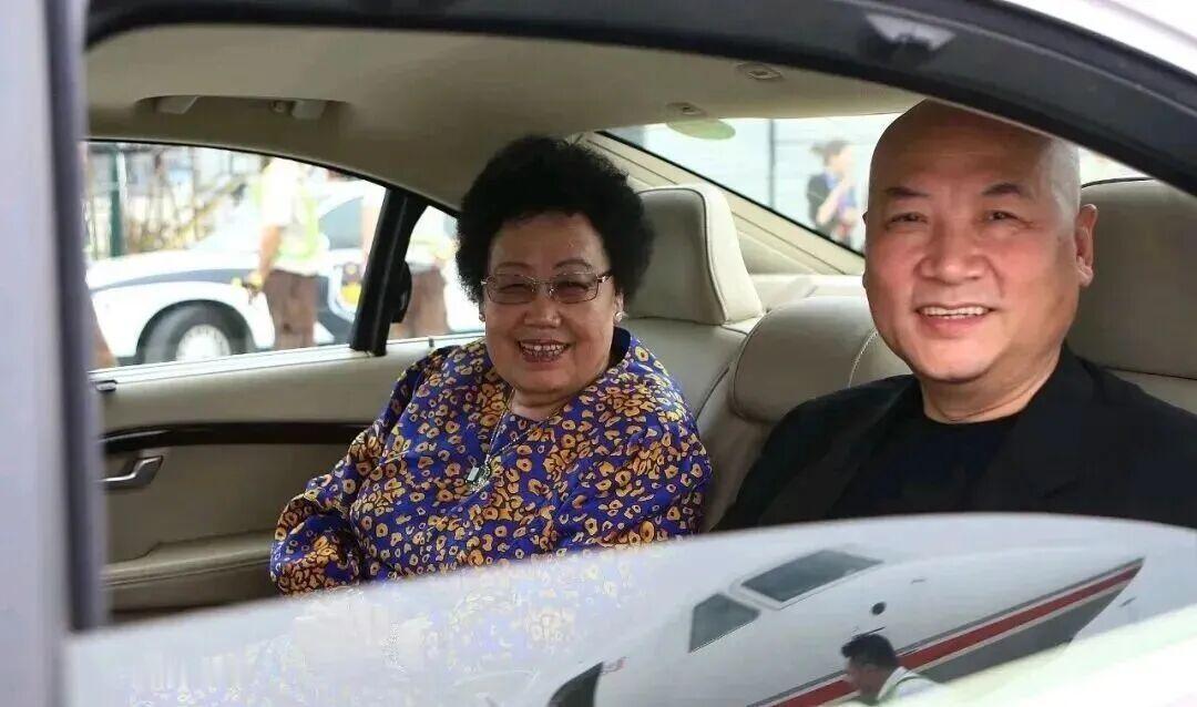 1988年，《西游记》热播，迟重瑞风光无限。彼时的陈丽华，不断表明心意，迟重瑞拒