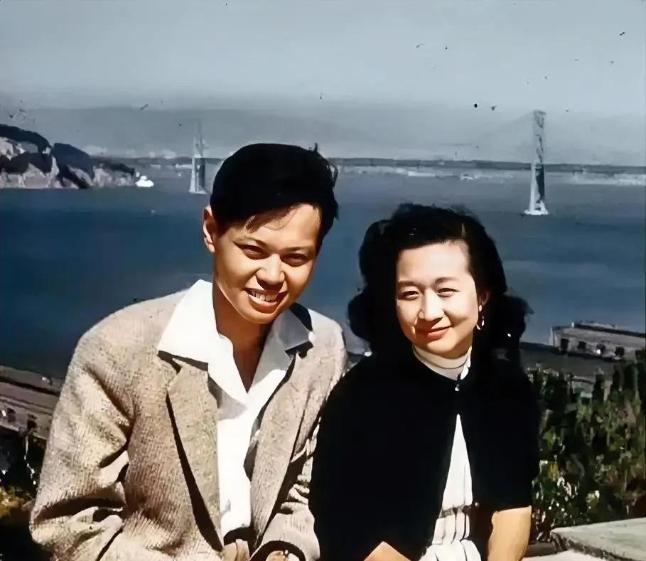 这张照片展现出了1956年杨振宁与夫人杜致礼在美国旧金山时的情景，那时候的他们真