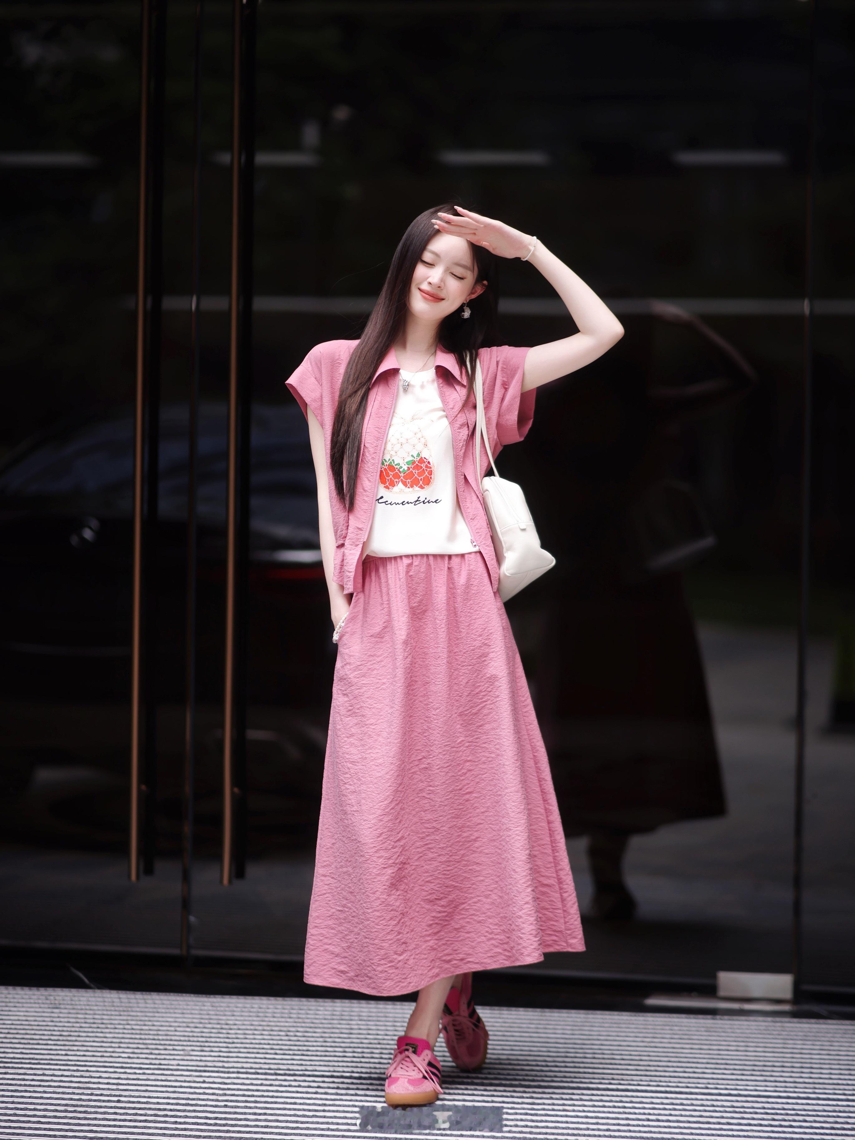 穿粉色就会开心“莓烦恼”💕18姆米桑锦绸好打理又凉快明媚懒人look请看这组