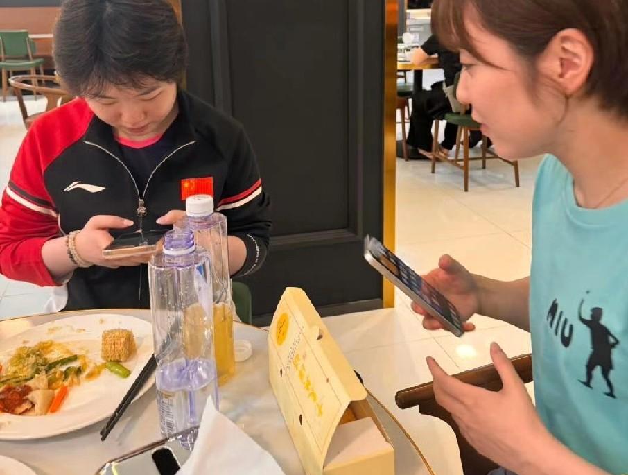 温暖的一幕！原来没想到wtt中国大满贯，平野美宇在社交平台晒出了自己和蒯曼的合