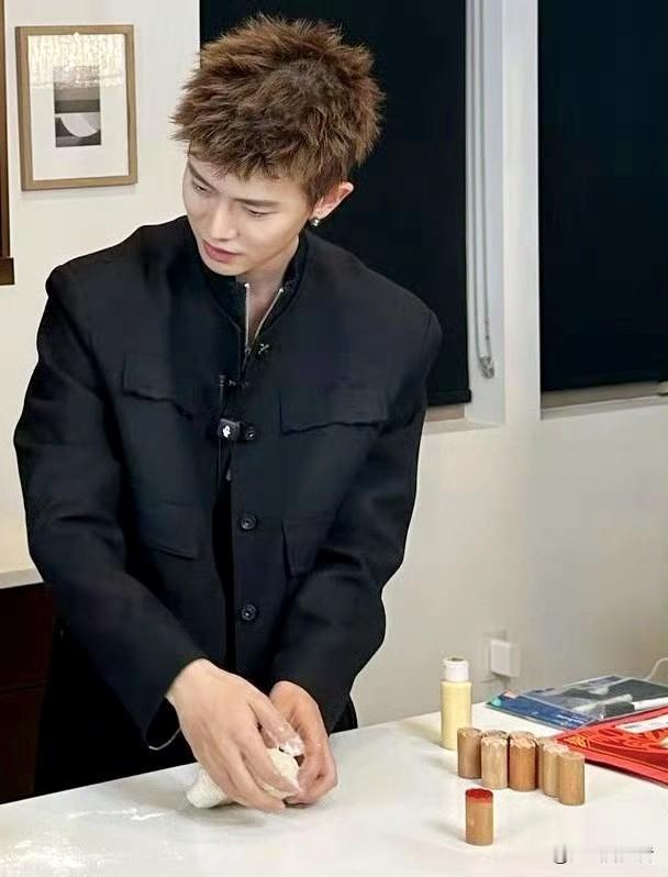 哇哇哇，不是吧？任嘉伦这是在包饺子吗❓❓❓我只知道嘉伦喜欢吃饺子🥟🥟🥟