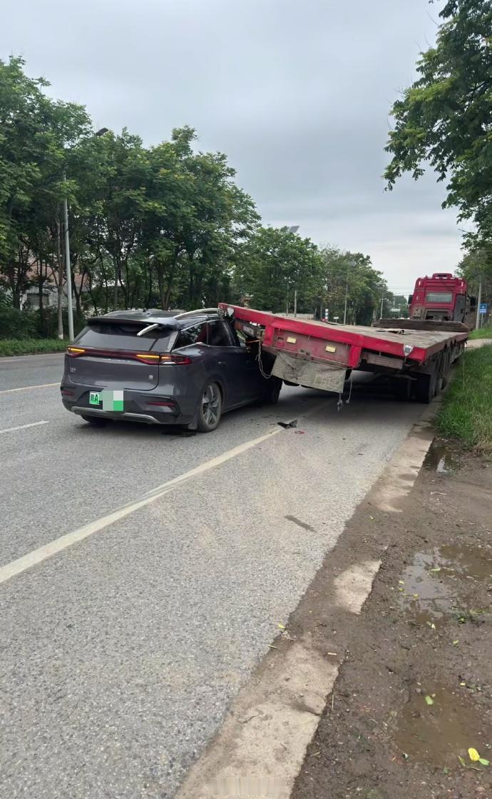 比亚迪唐牛逼的很，正面冲击下用副驾A柱把板车抬起来了