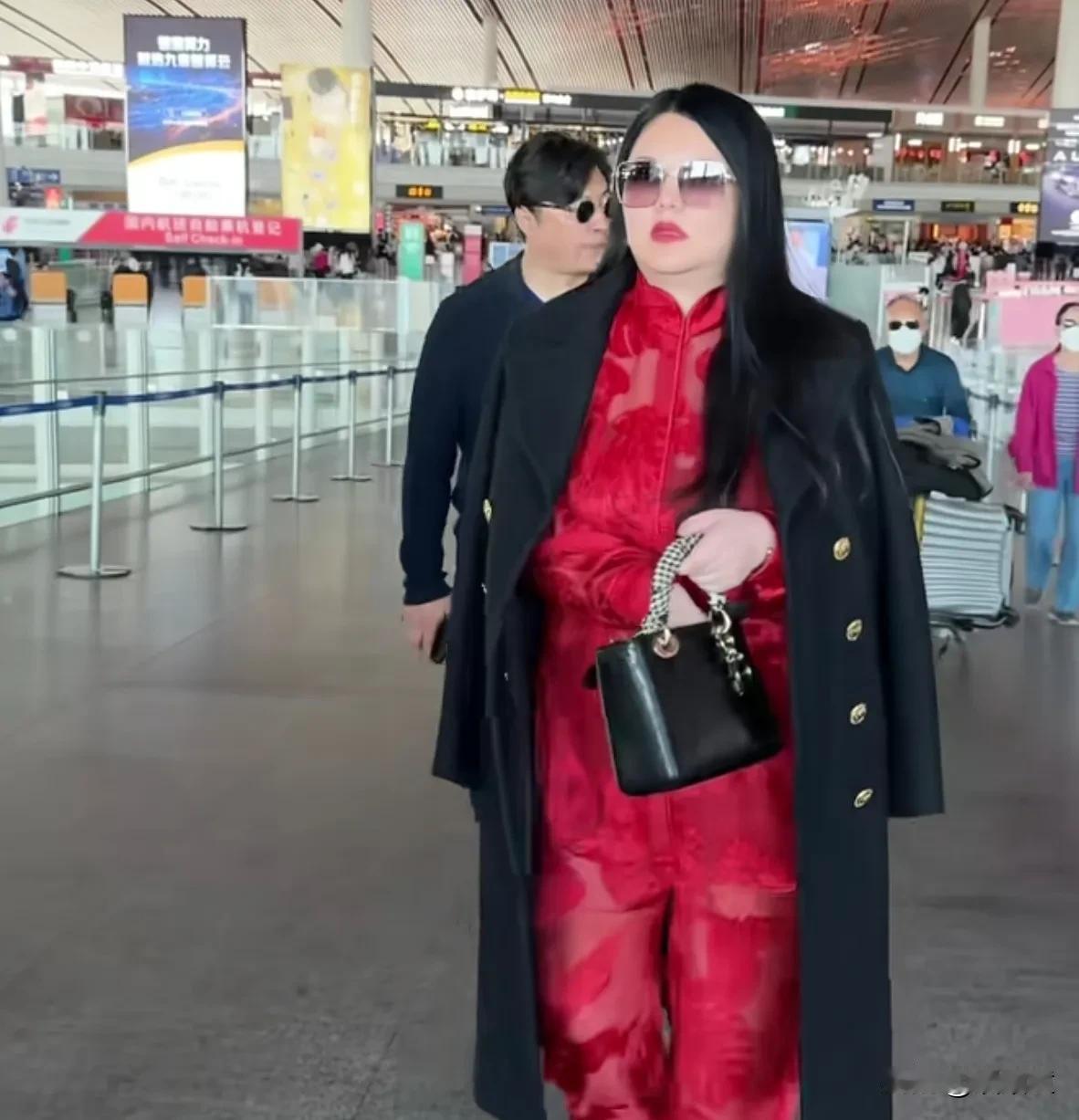 李湘已经很克制了，可差别依旧很大！李湘、王岳伦给女儿过完生日后就一起回国了，李