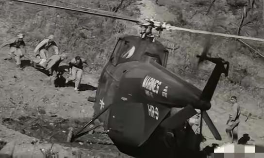 1951年战场上，两个背饭桶的志愿军伙夫，突然看到一架美军直升机降落眼前，他们会