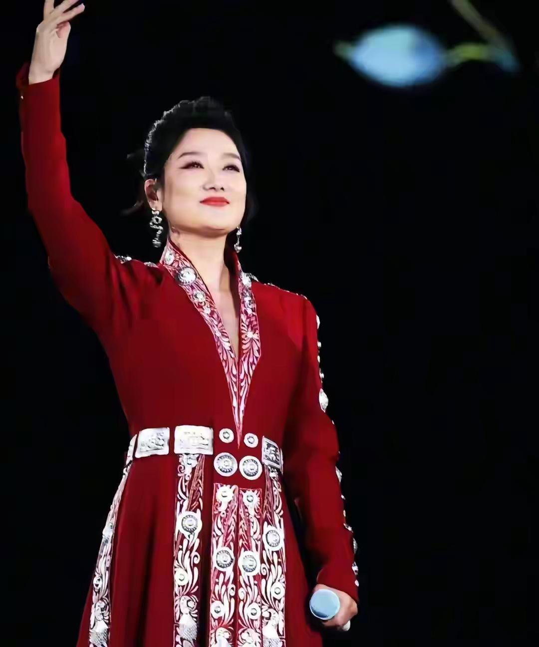 突然爆出曾毅戴的手表上热搜了我想说的是，曾毅那么低调的人平时都不炒作，全靠歌