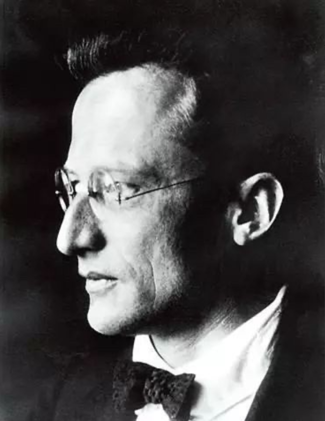 1934年，薛定谔让助理的妻子怀孕后，将她带回家养。薛定谔的妻子欣然接受，3人在