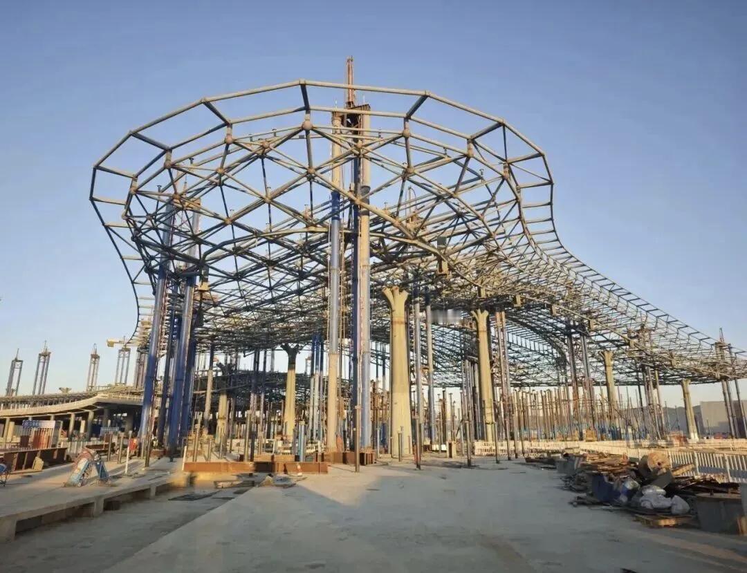 2026年2月，昆明长水国际机场T2航站楼南段钢屋盖顺利完成整体提升作业，由中建