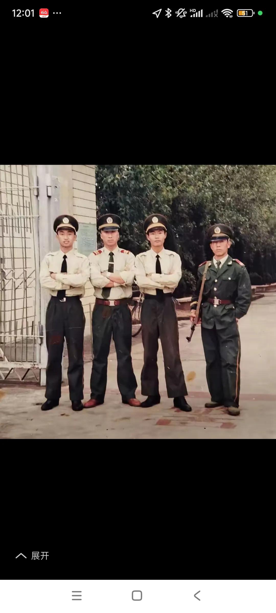 有的老兵退伍多年后，想去原来的部队看看，也是人之常情，，，结果，门口的哨兵不让