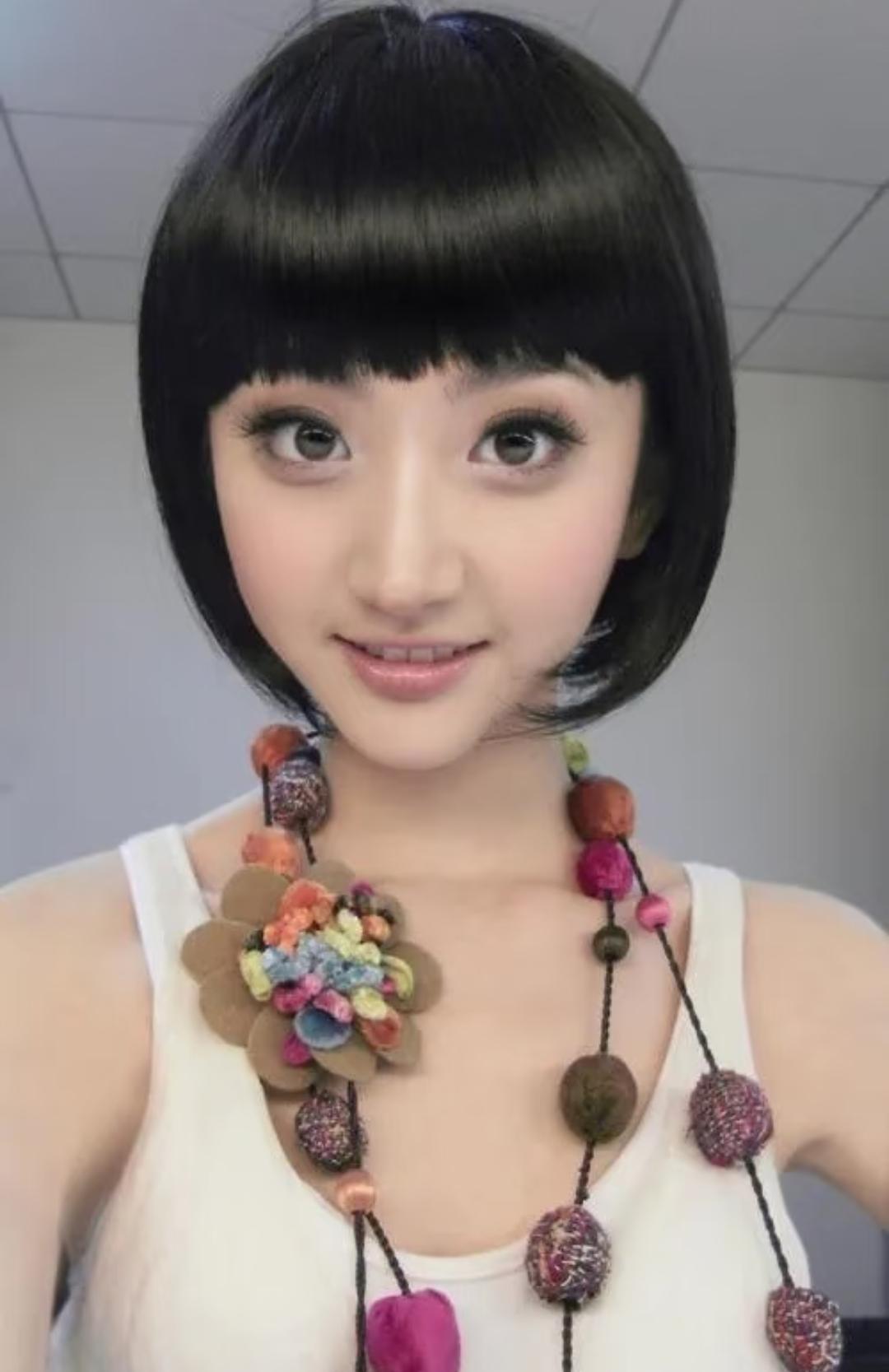 这是2017年29岁的景甜留短发的样子，看着还是像18岁的小女孩，清纯漂亮，景甜