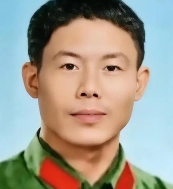 1985年3月8日早上六点五十，老山无名3号高地反斜面，坡陡得人要趴着爬。谢晓富