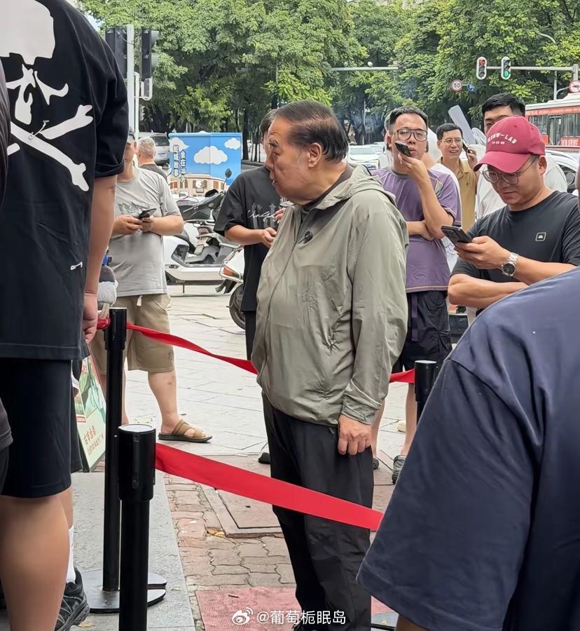 75岁的郑则仕在汕头老家排队买卤鹅，没人认出来，他瘦了整整70斤。照片里他穿着旧