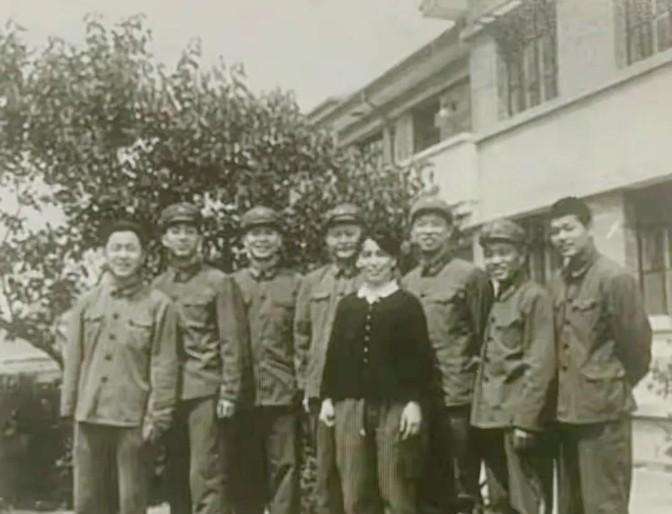 1975年，原铁道兵司令员刘贤权调任济南军区，担任军区副司令员。虽然是降级调动，