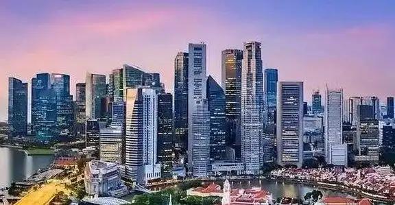 短短五年，香港和新加坡的经济差距被拉开了一大截。2019年香港GDP3660亿美