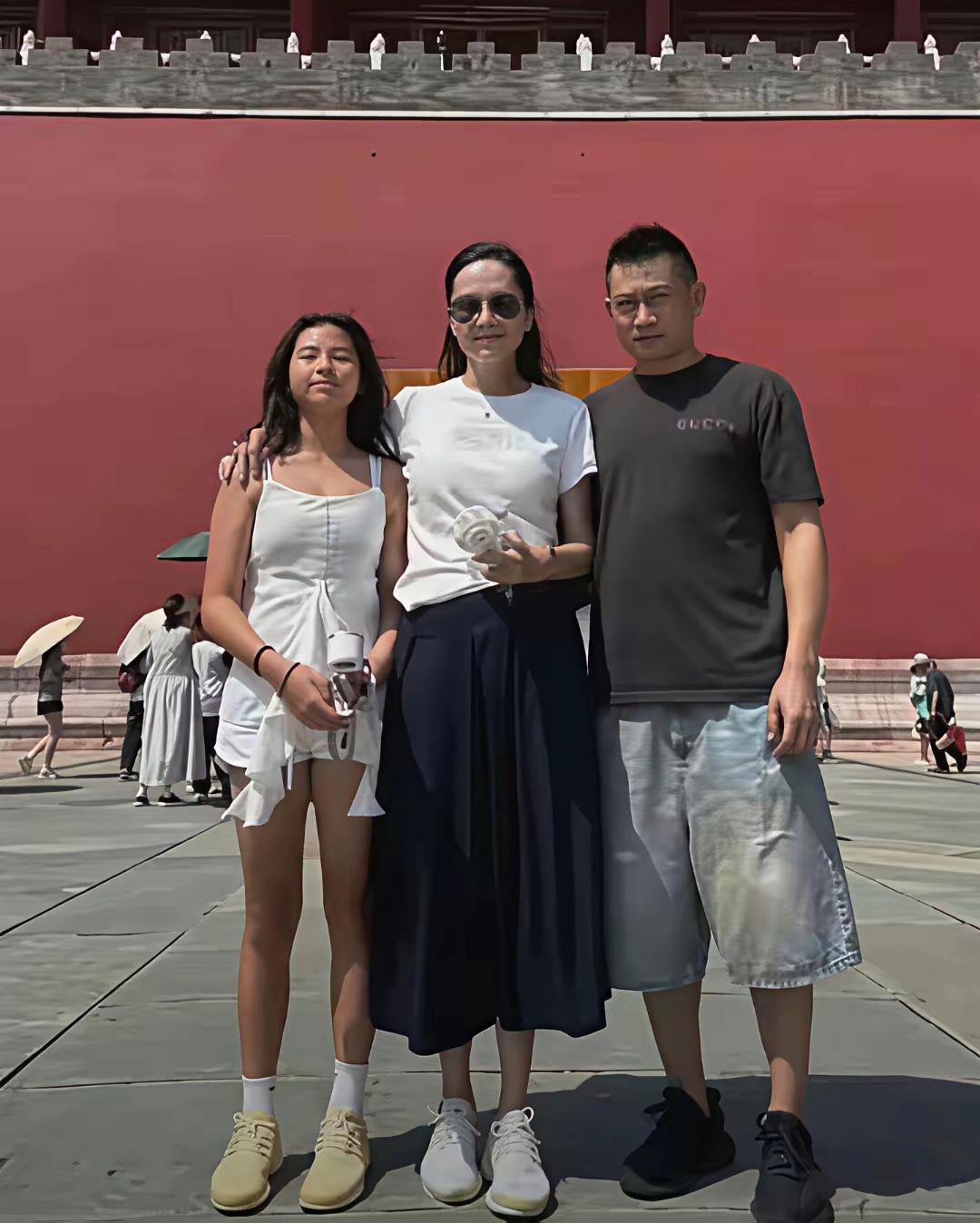 郭羡妮14岁女儿美翻了，黑皮也好漂亮，五官精致立体，一看就是亲生的。还养了两只呆