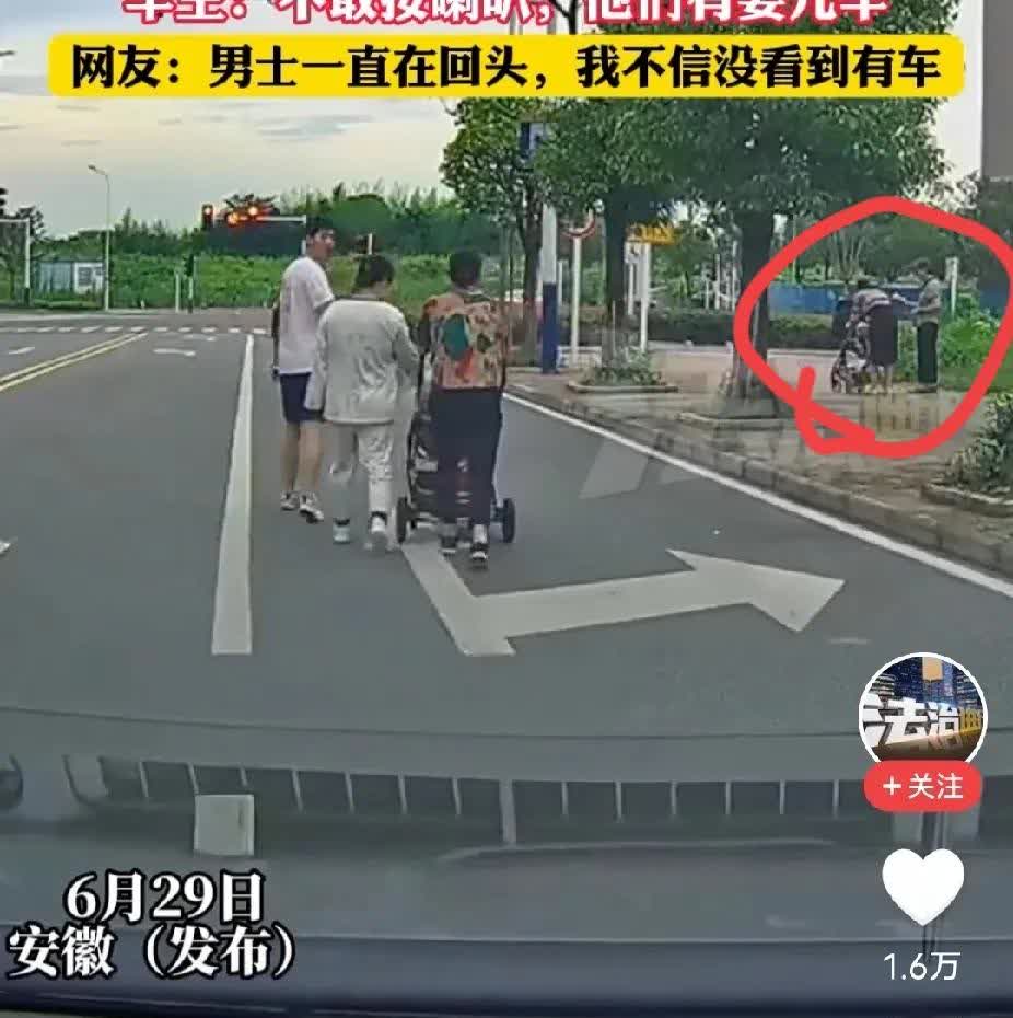 安徽一家三口出门遛弯，老人（应该是婴儿的奶奶或者姥姥）推着婴儿车，小两口守护着婴