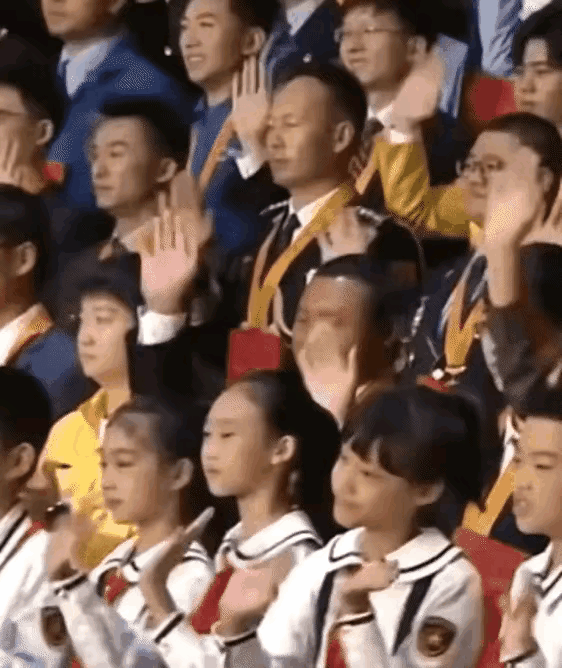 很多人冤枉莎莎了，说日前莎莎参加五四奖章获得者颁奖典礼活动时，大家都鼓掌了，唯独